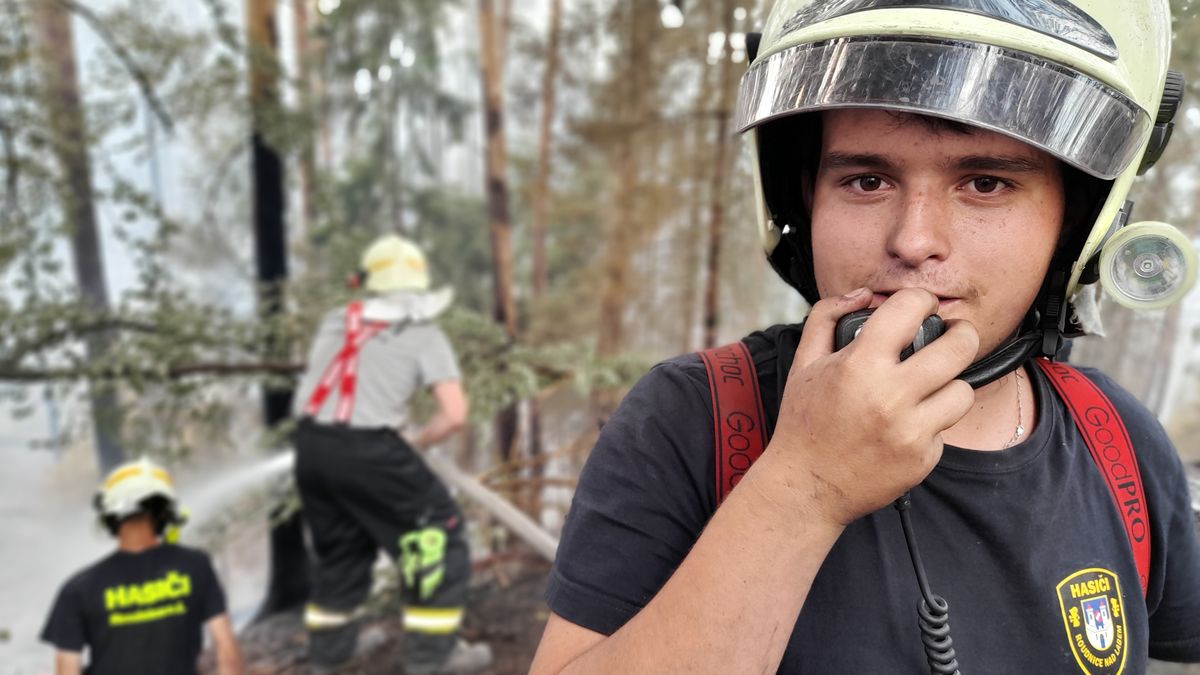 Monstrózní plameny a hukot, vyprávějí hasiči, kteří zachránili Meznou